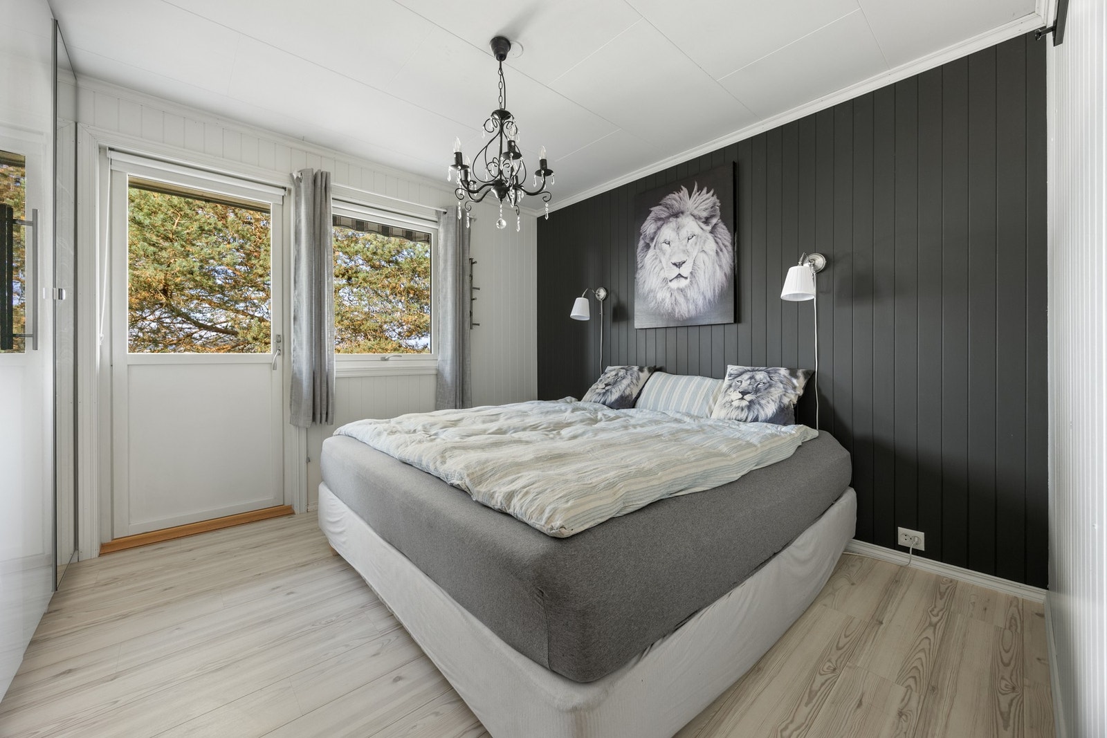 Soverom 1 - ca. 11 kvm. God plass for dobbeltseng og øvrig soveromsmøblement. Galleribilde