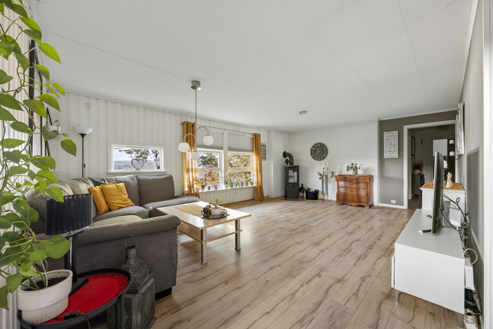 Stuen er utstyrt med bl.a. vedovn. Galleribilde