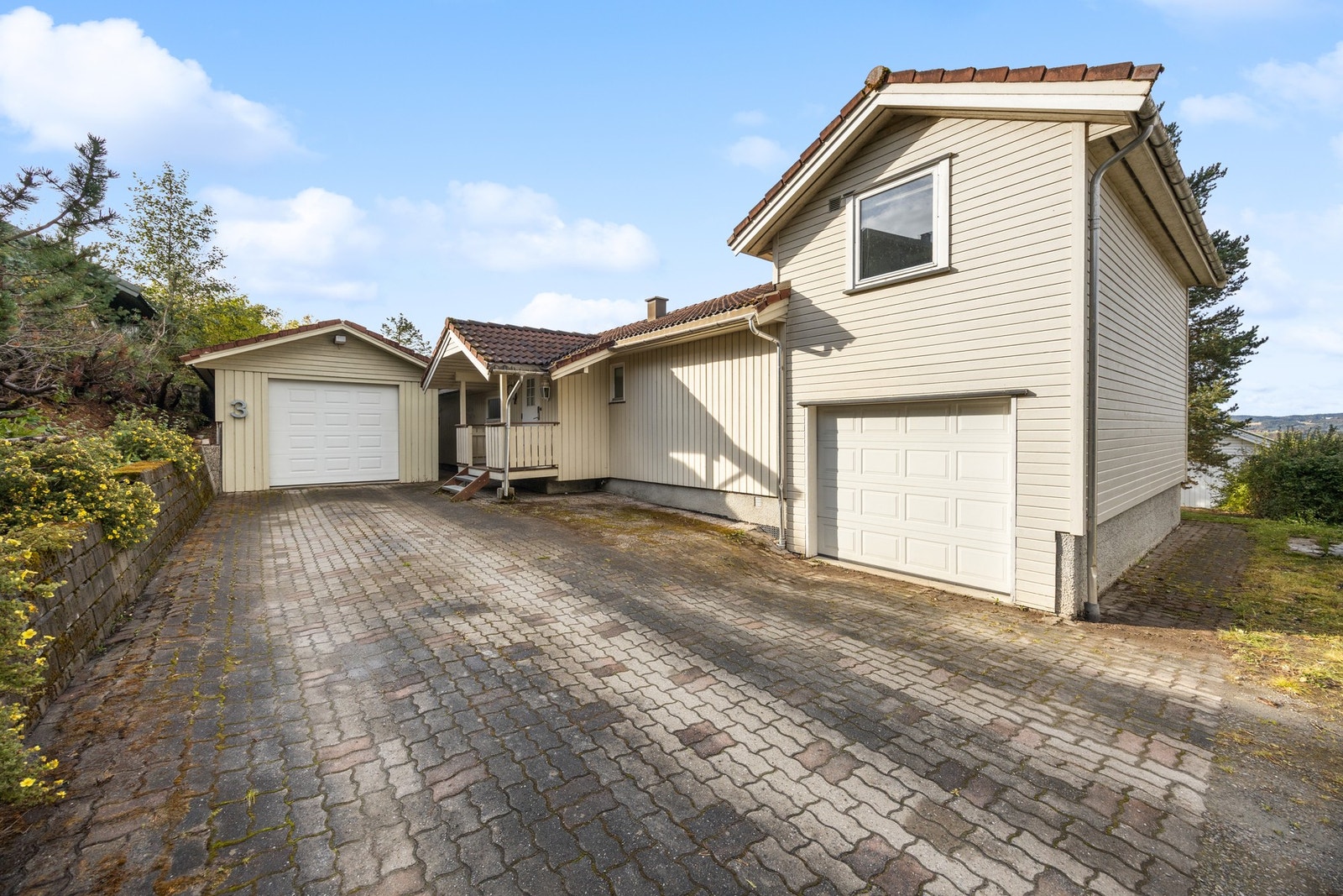 Steinlagt gårdsplass. To garasjer! Galleribilde