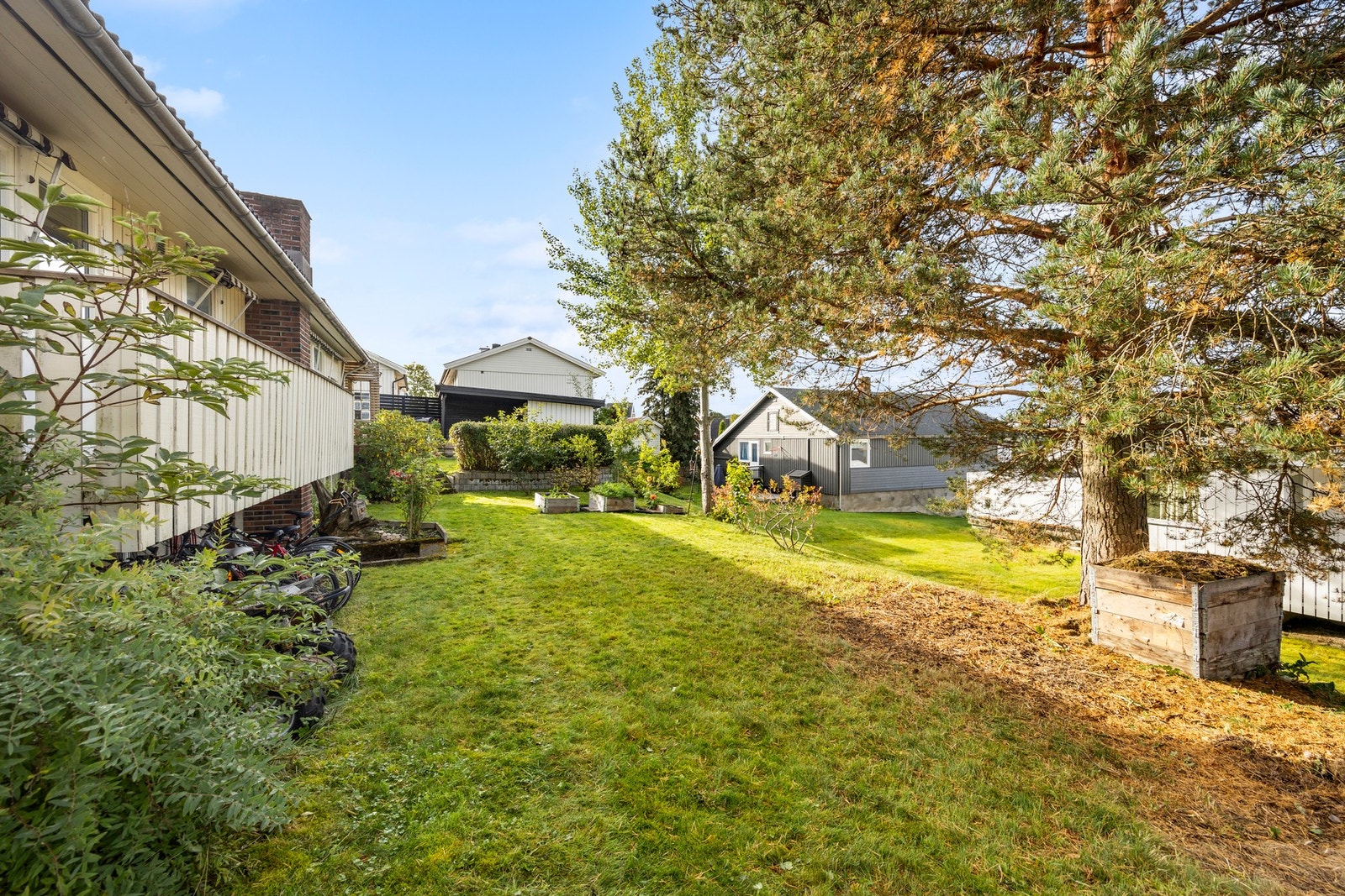 Romslig hage med plass for eksempelvis trampoline. Galleribilde