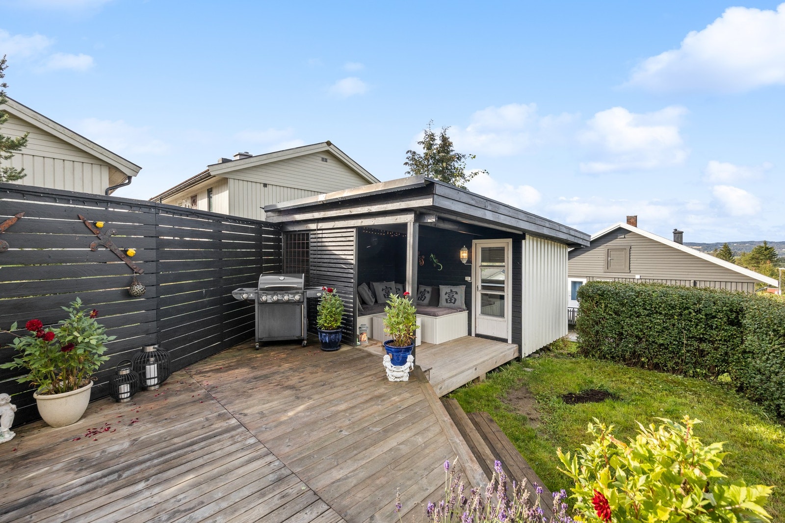 Her kan man nyte en skjermet og solrik hage. Galleribilde