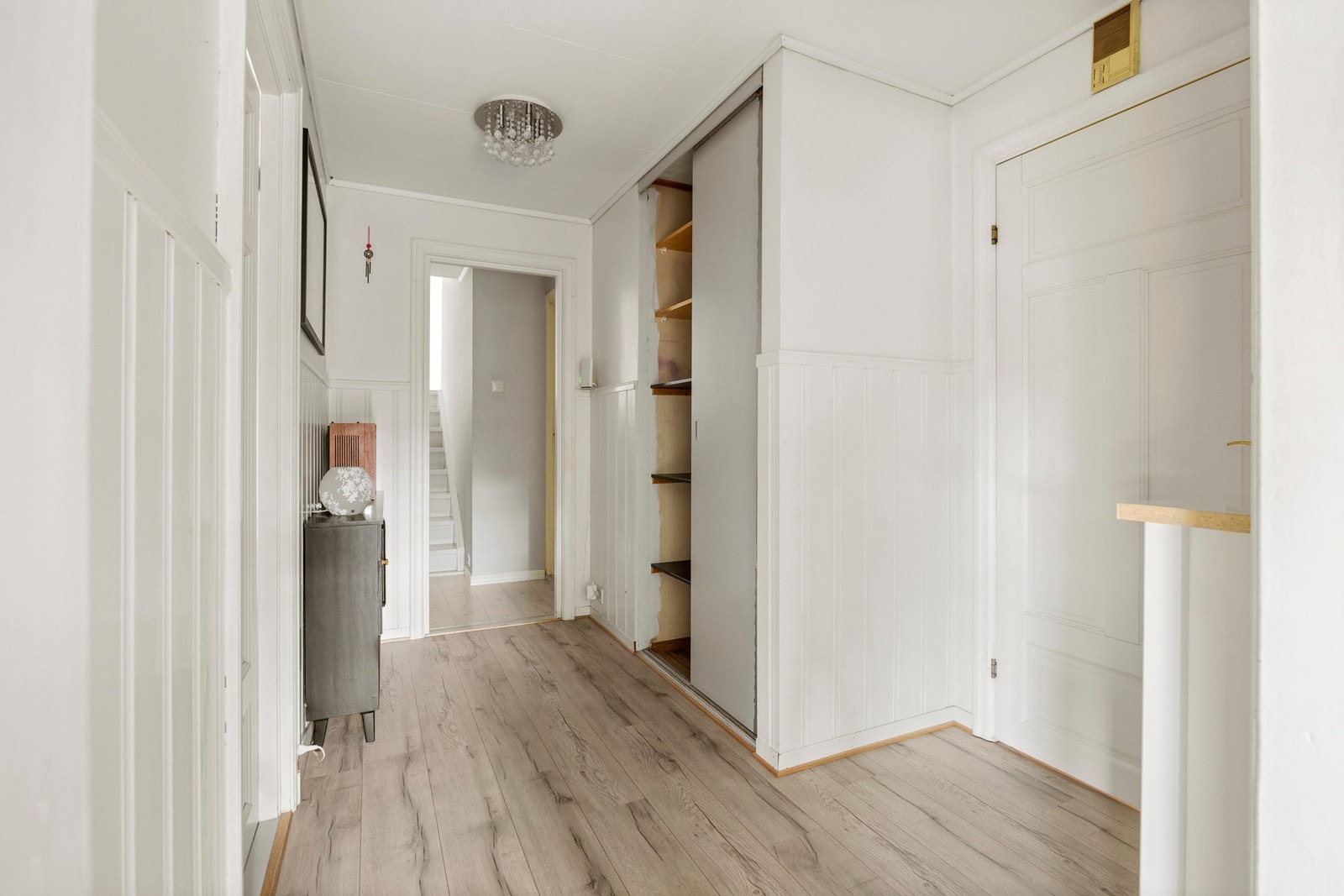 Gang - ca. 6 kvm. Adkomst til stue, soverom og gang til ytterligere soverom og bad. Galleribilde