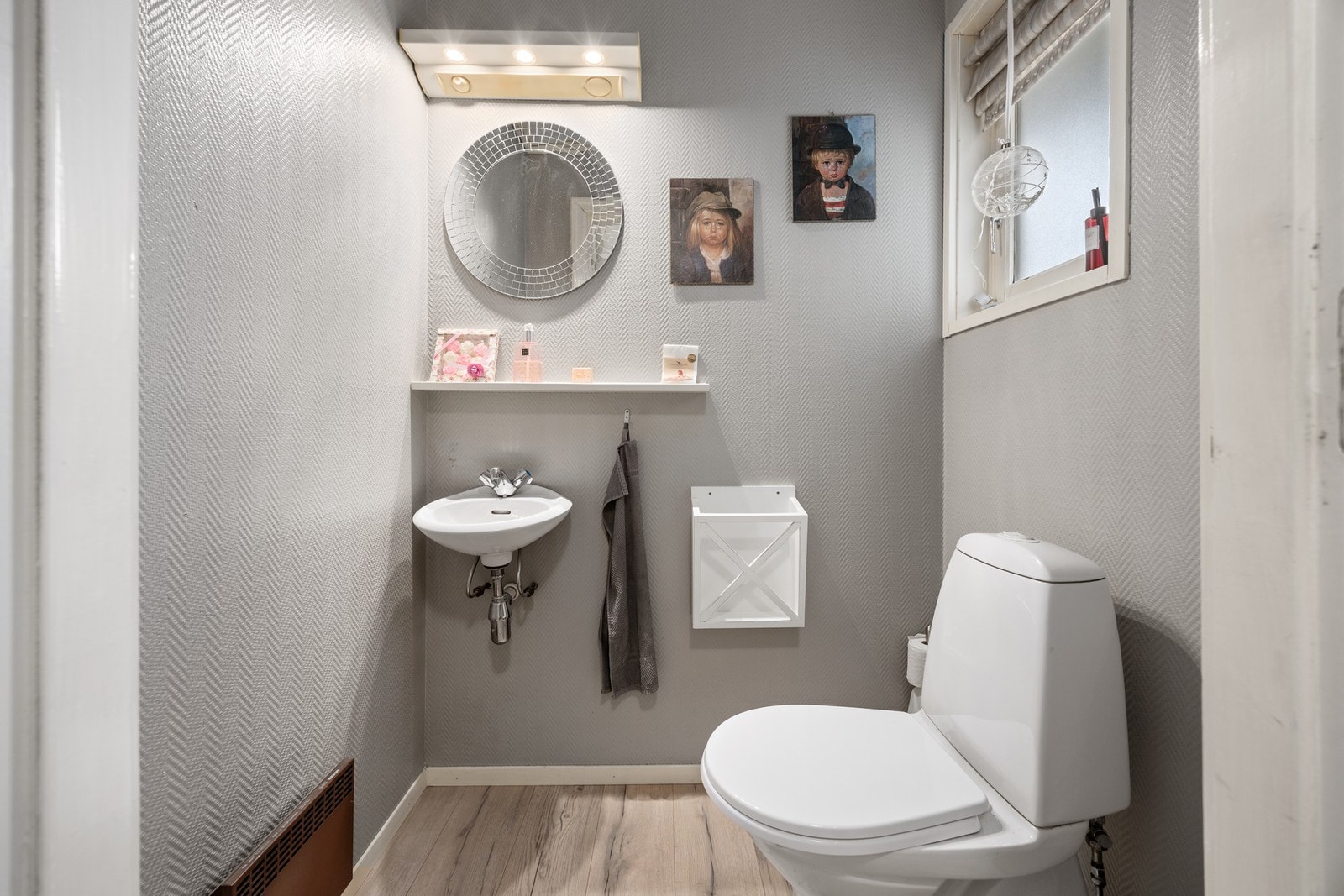 WC - ca. 1,5 kvm. Praktisk plassert i inngangspartiet. Galleribilde