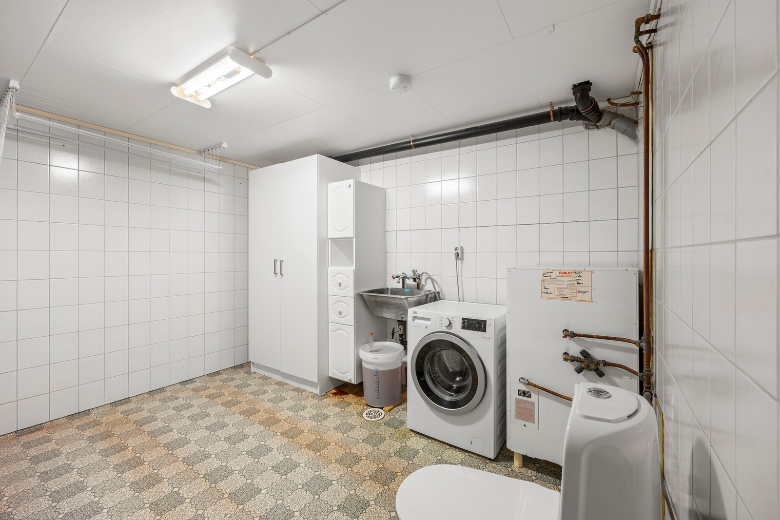 Vaskerom - ca. 11 kvm. Utstyrt med bl.a. WC, opplegg til vaskemaskin og utslagsvask. Praktisk vaskerom av god størrelse. Galleribilde