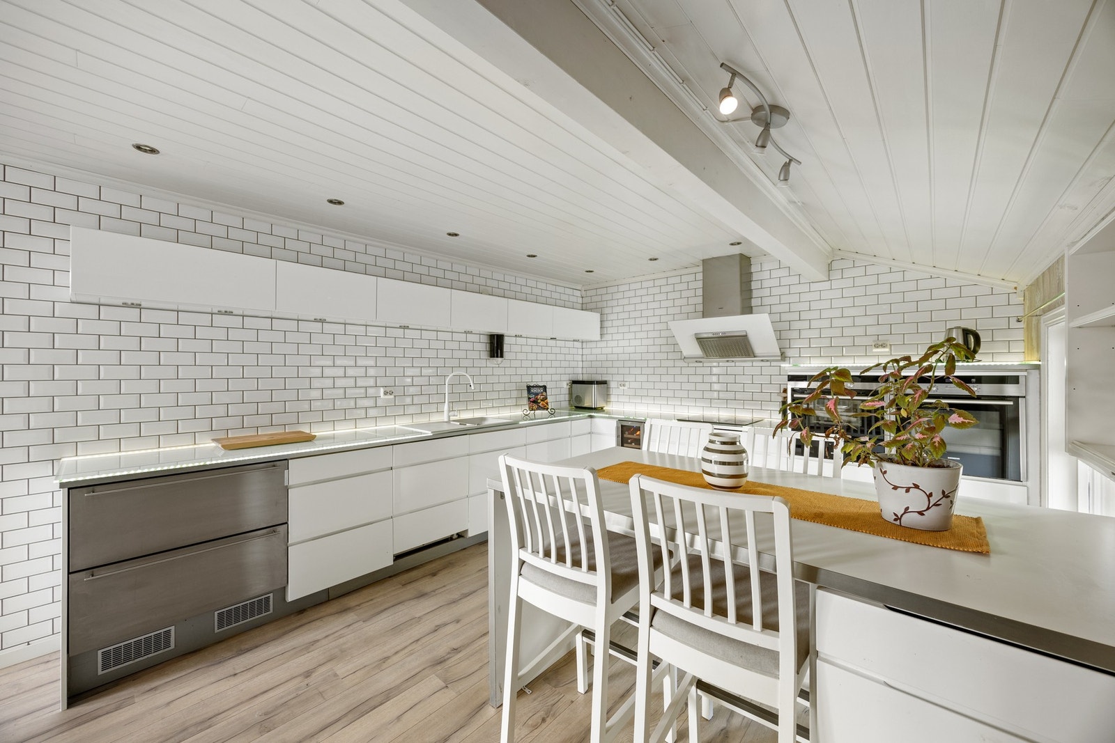 Stor og flott kjøkkeninnredning med mye skap- og benkeplass. Galleribilde