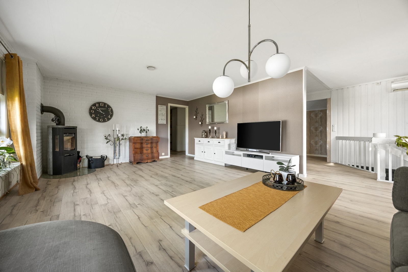 Godt med plass for å innrede med sofaseksjon og tilhørende møblement. Galleribilde