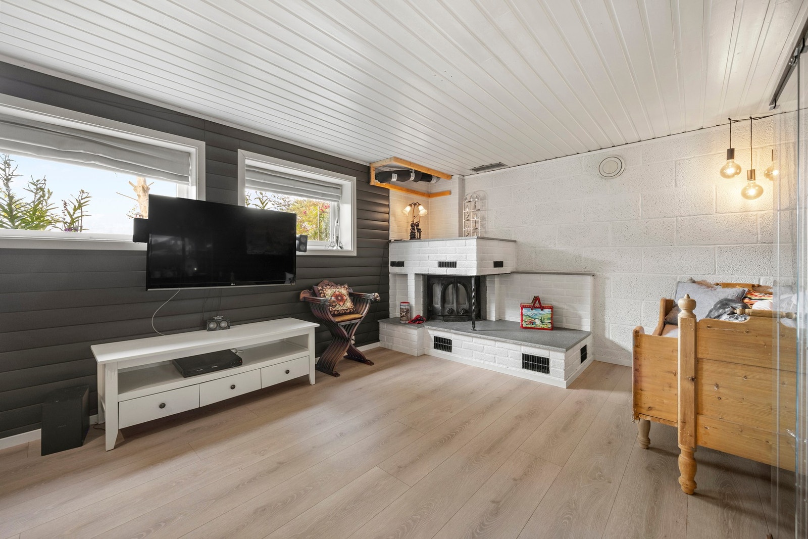 Utstyrt med peisinnsats. Rommet er opprinnelig byggegodkjent som hobbyrom/sport. Galleribilde