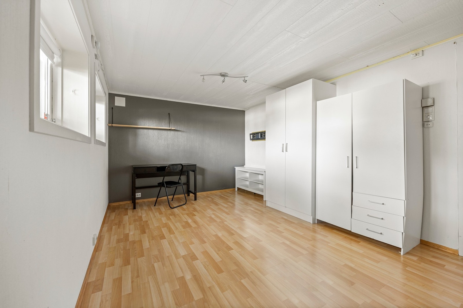 Rom tidligere benyttet som soverom - ca. 15 kvm. Opprinnelig byggegodkjent som redskapsbod. Galleribilde