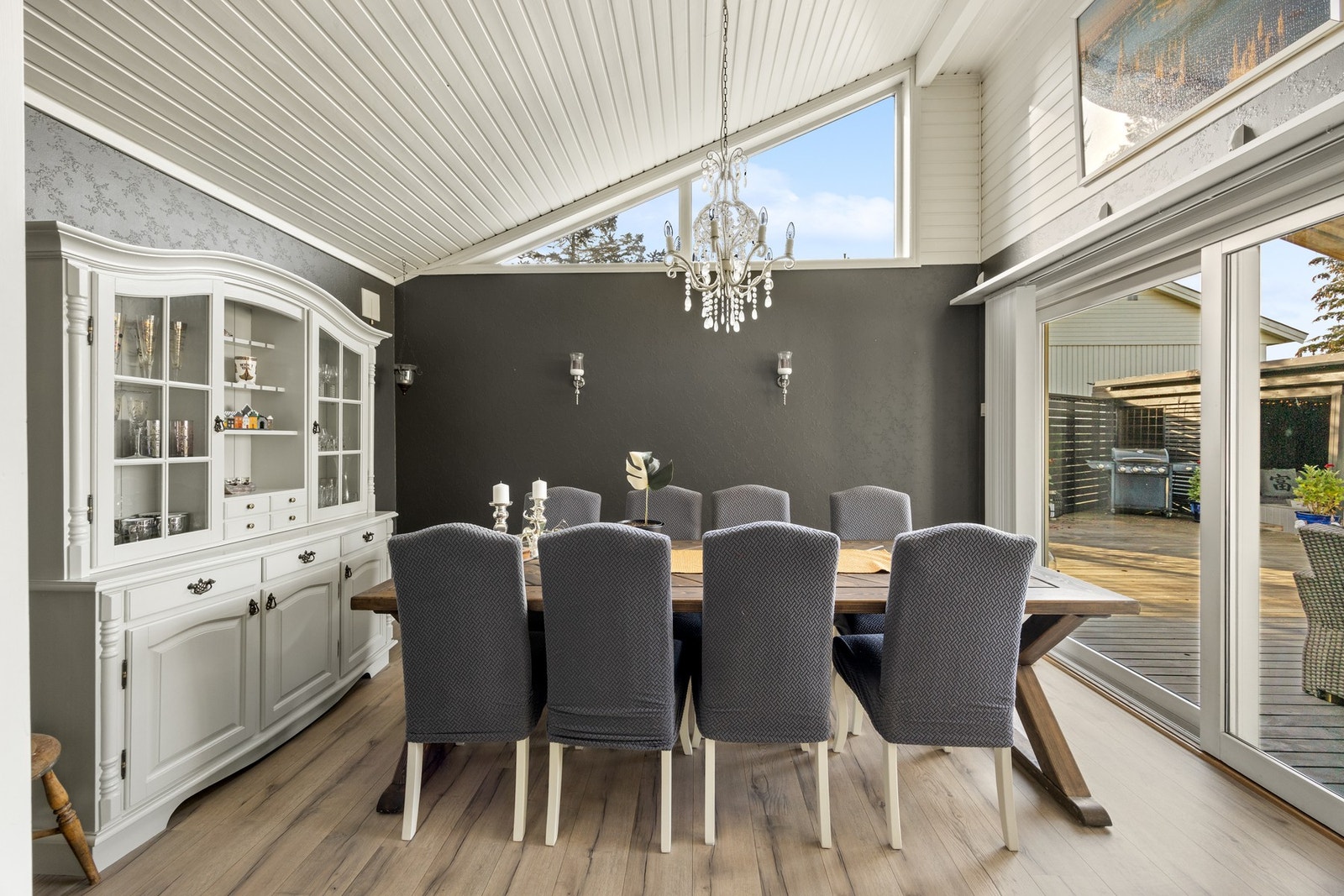 Hev-/skyvedør ut til terrasse. Spisestuen ligger naturlig plassert i nærheten av kjøkkenet. Galleribilde