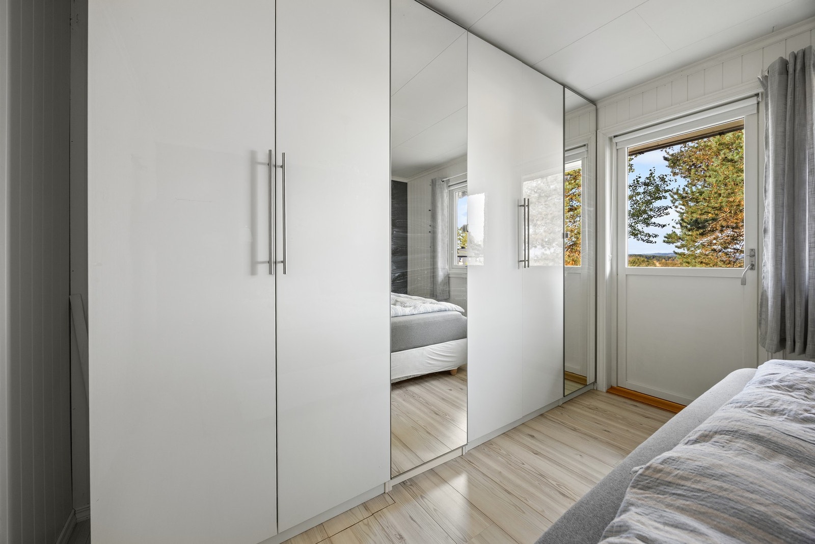 Utstyrt med praktisk garderobeskap. Galleribilde