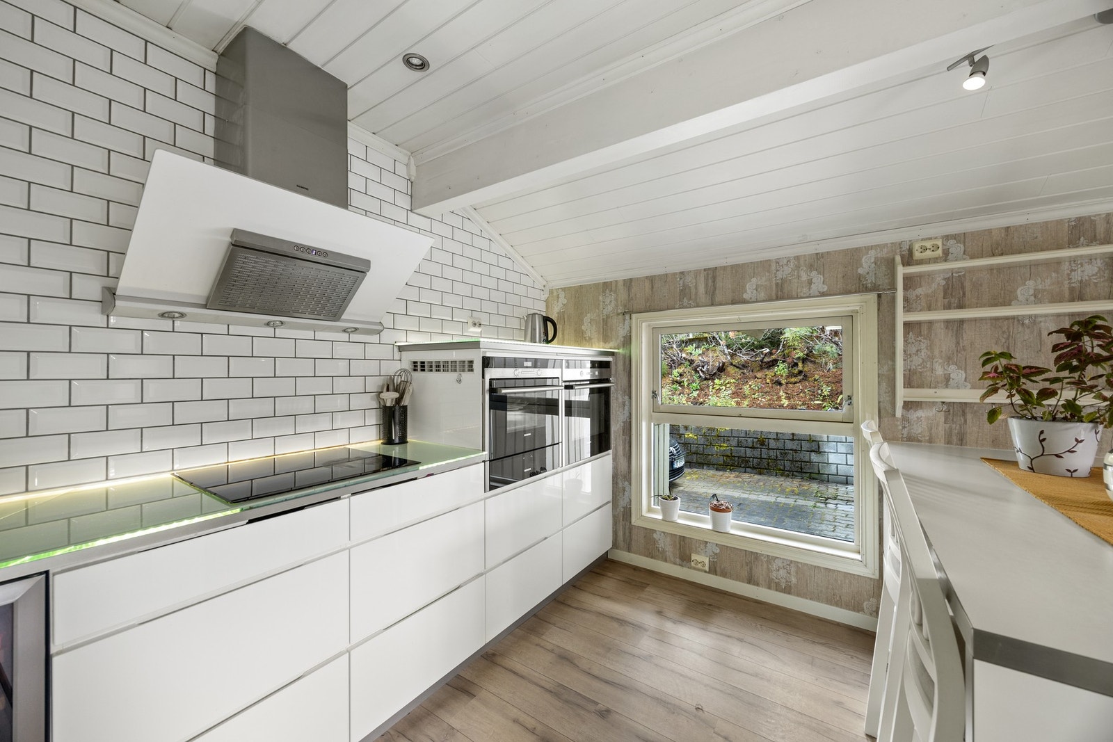 Det er integrerte hvitevarer som platetopp, stekeovn, kombiovn og oppvaskmaskin. Kjøkkenet er også utstyrt med varmepumpe. Galleribilde