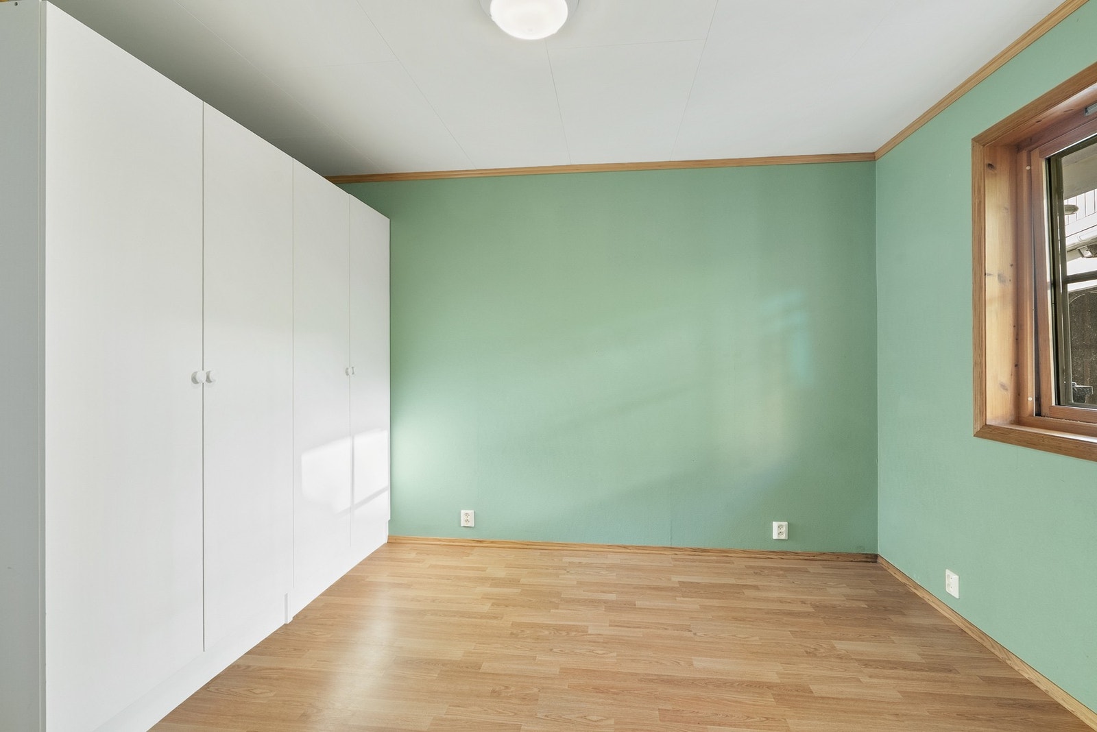 Begge soverommene har plass til seng, nattbord og annet ønsket møblement. Galleribilde