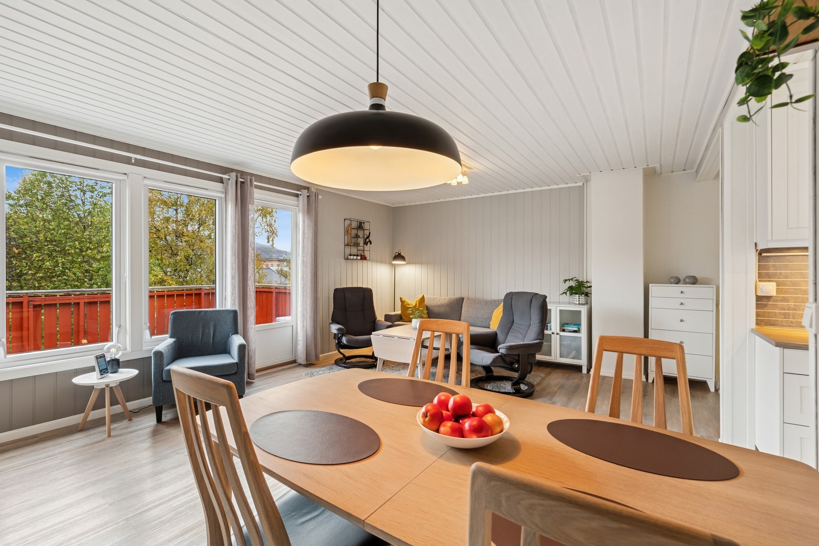 Boligen fremstås som gjennomgående lys og luftig. Galleribilde