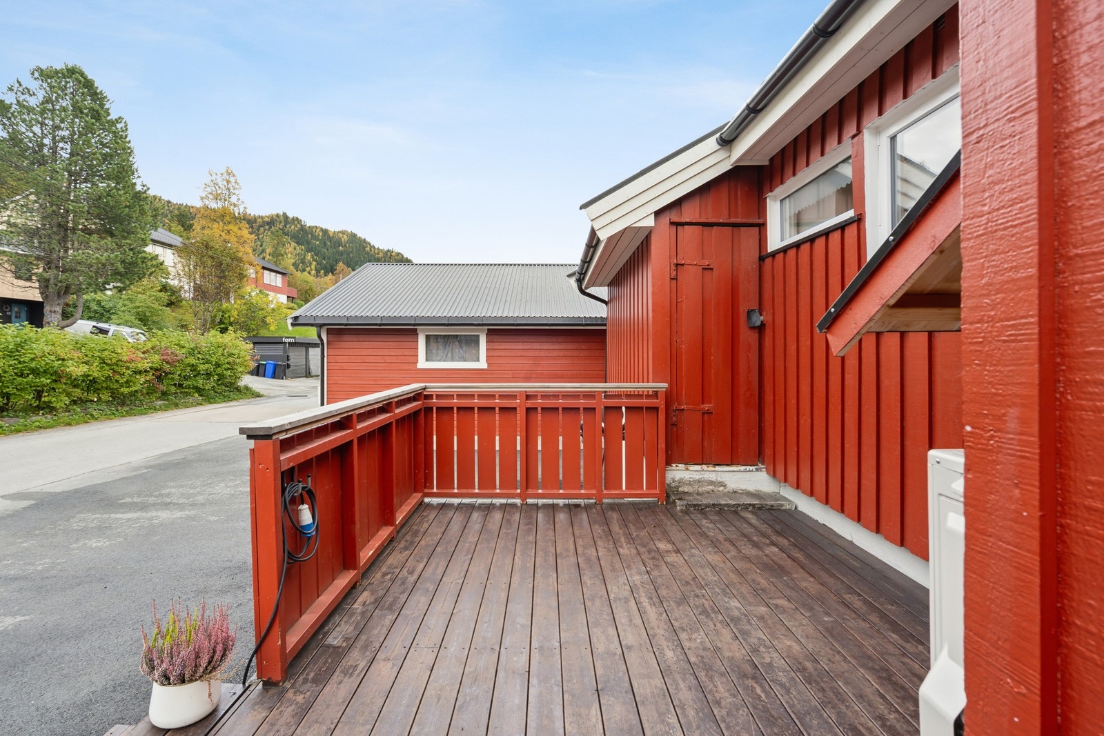 Nordvendt terrasse ved inngangspartiet på ca. 13
m² Galleribilde