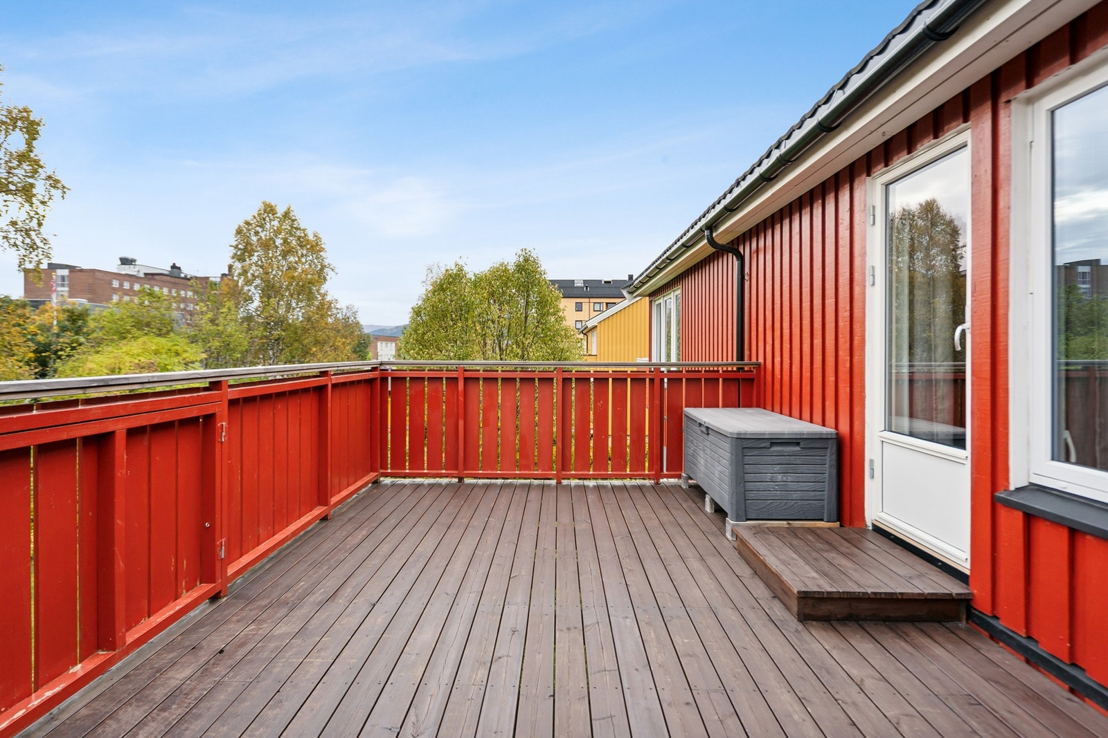 Altanen byr på rikelig med plass til både sittegruppe, spisebord og grill. Galleribilde