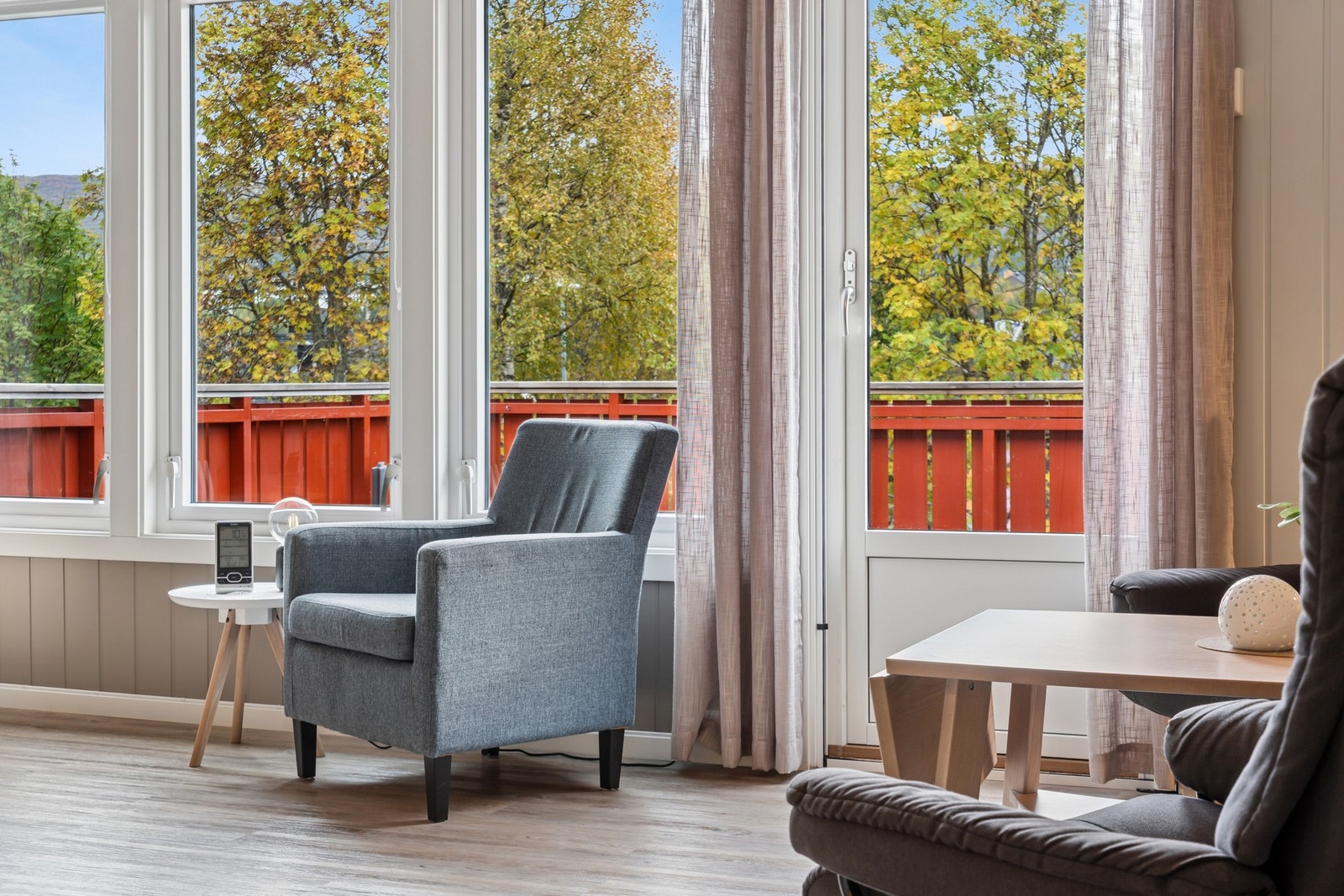 Fra stuen er det utgang til en romslig altan. Galleribilde