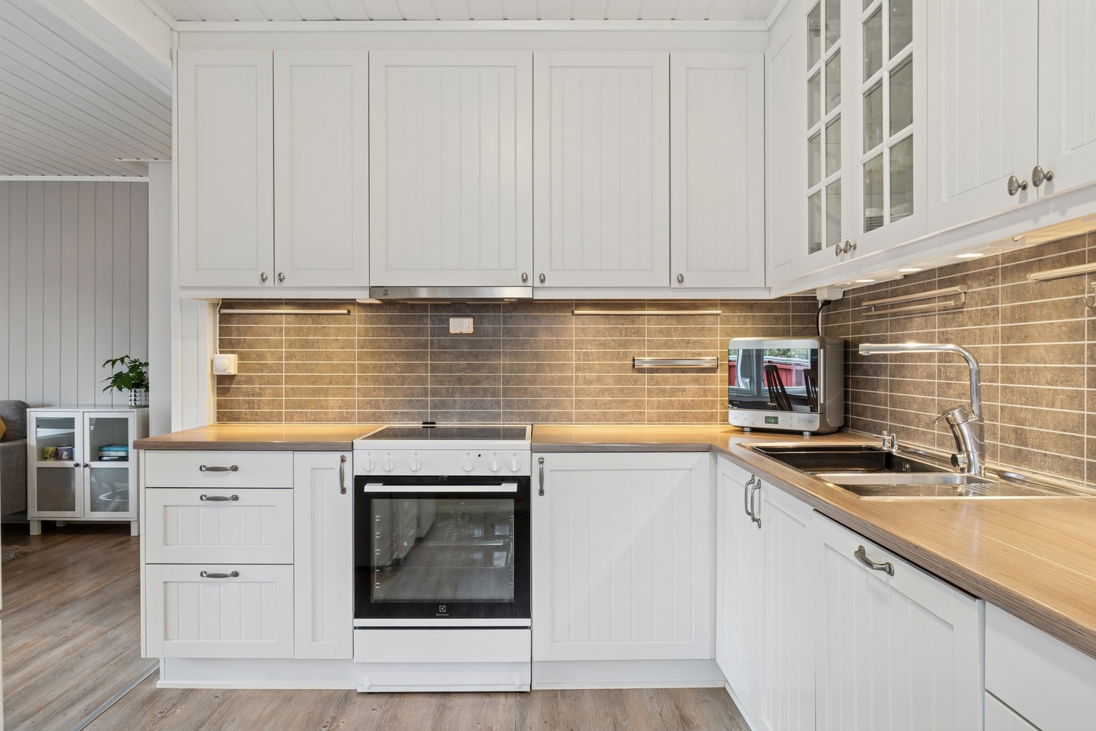 Det er integrert oppvaskmaskin og frittstående hvitevarer. Galleribilde