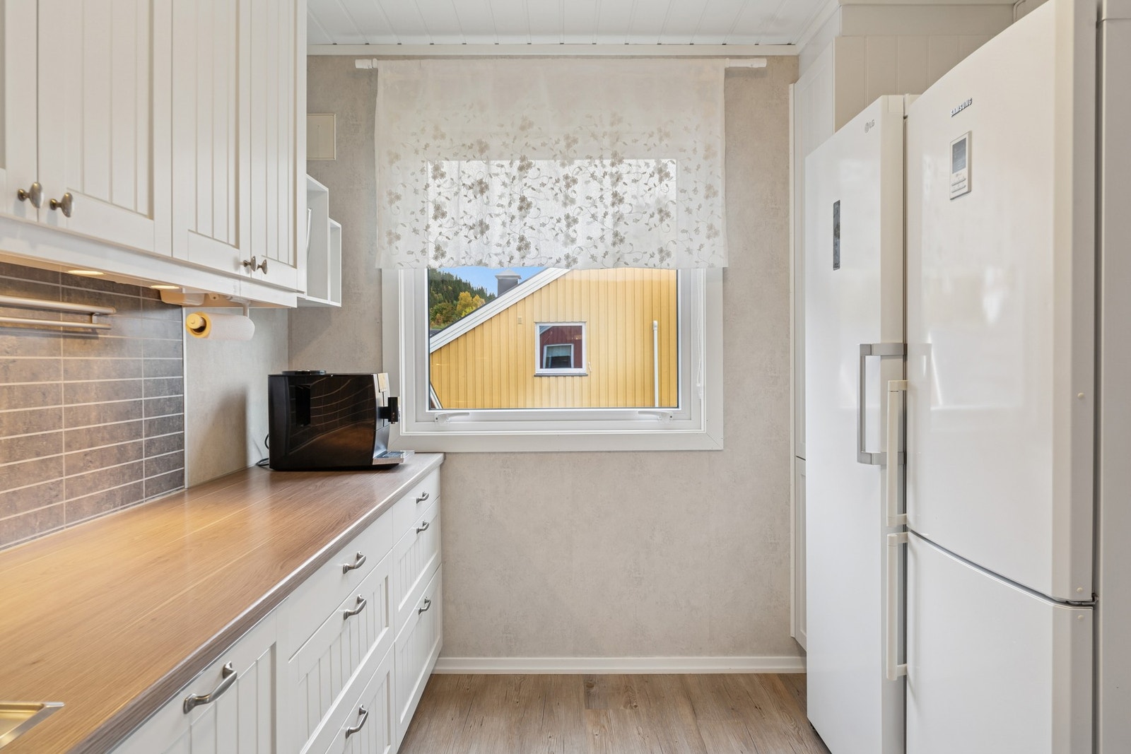 Benkeplaten er av laminat med nedfelt kjøkkenvask av
rustfritt stål. Galleribilde