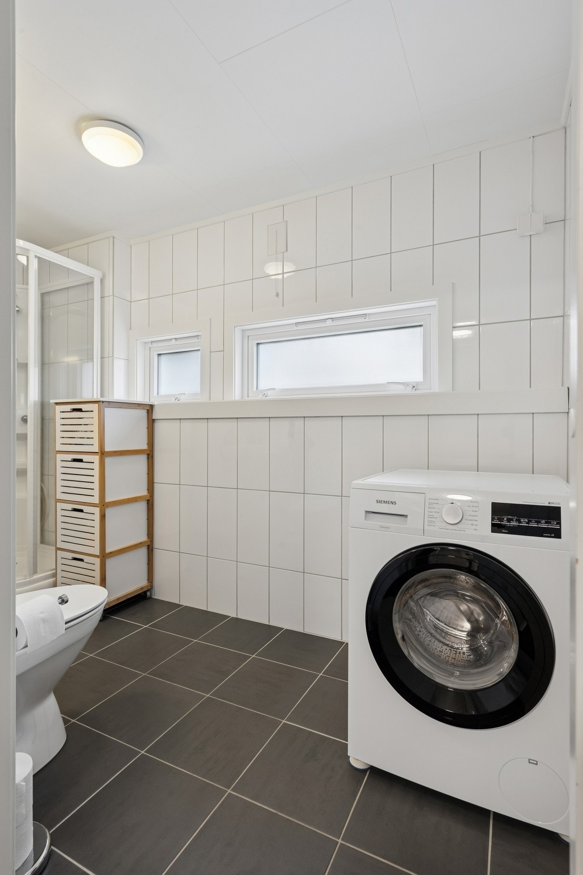 Rommet har innredning med nedfelt servant, speilskap med
belysning, toalett, dusjkabinett og opplegg for vaskemaskin. Galleribilde