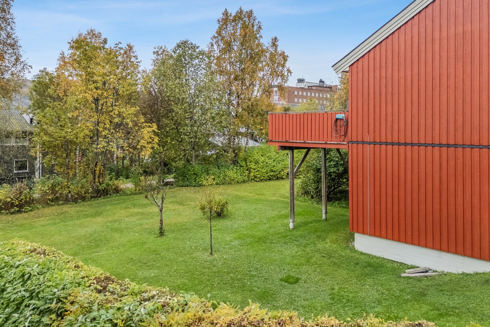 Tomannsboligen har fint og opparbeidet uteområdet. Galleribilde