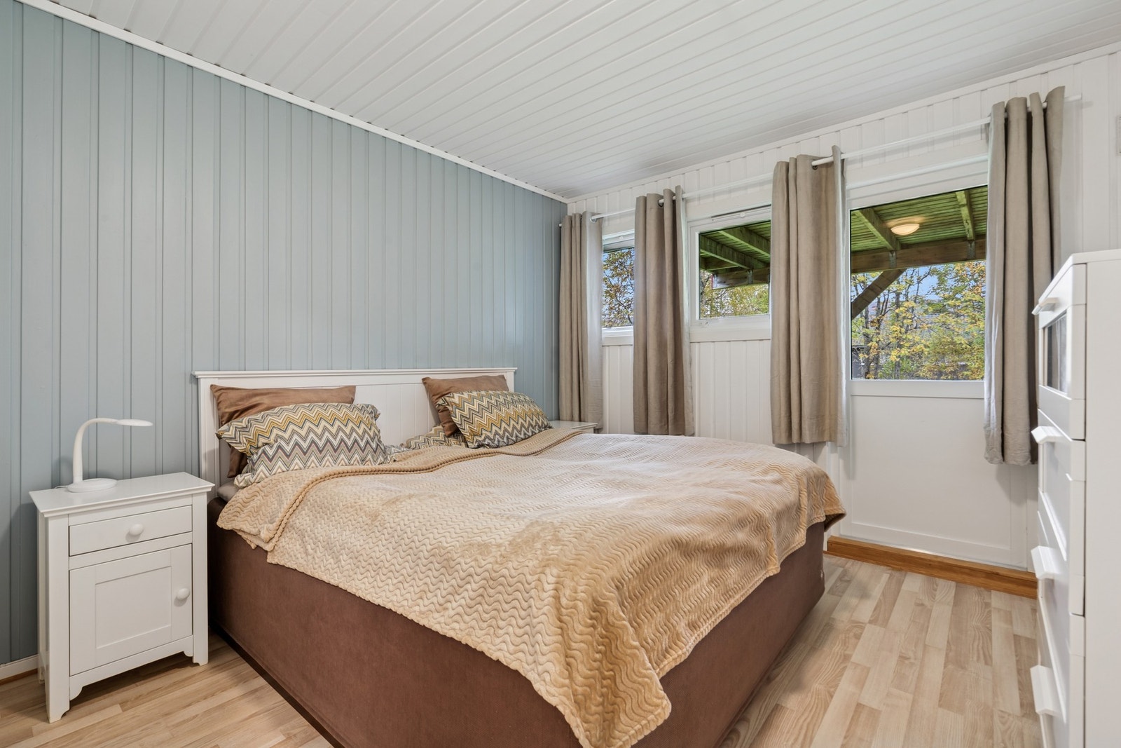 God plass til dobbeltseng og nødvendige møblementer. Galleribilde