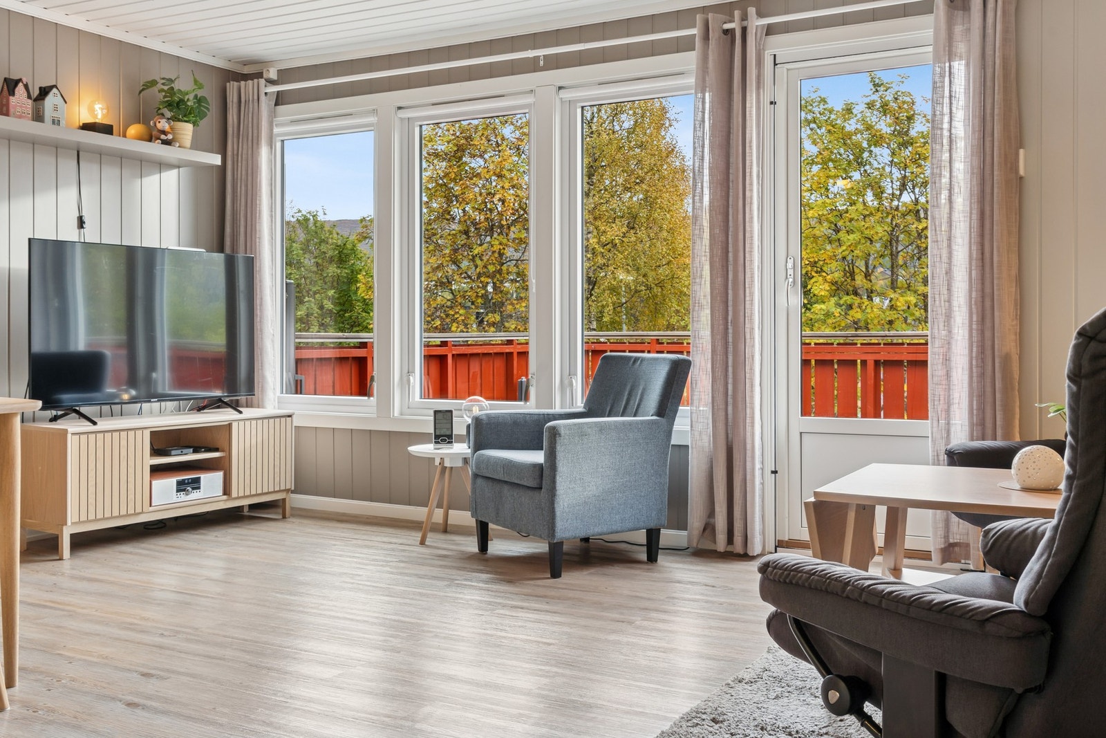 Store vindusflater som slipper inn rikelig med naturlig sollys. Galleribilde