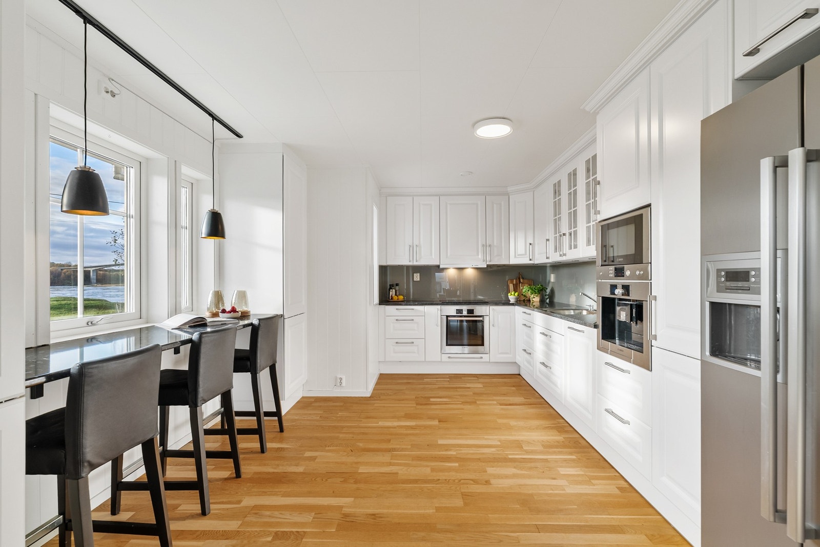 Stort og godt utbygget kjøkken med god skap- og benkeplass. Galleribilde