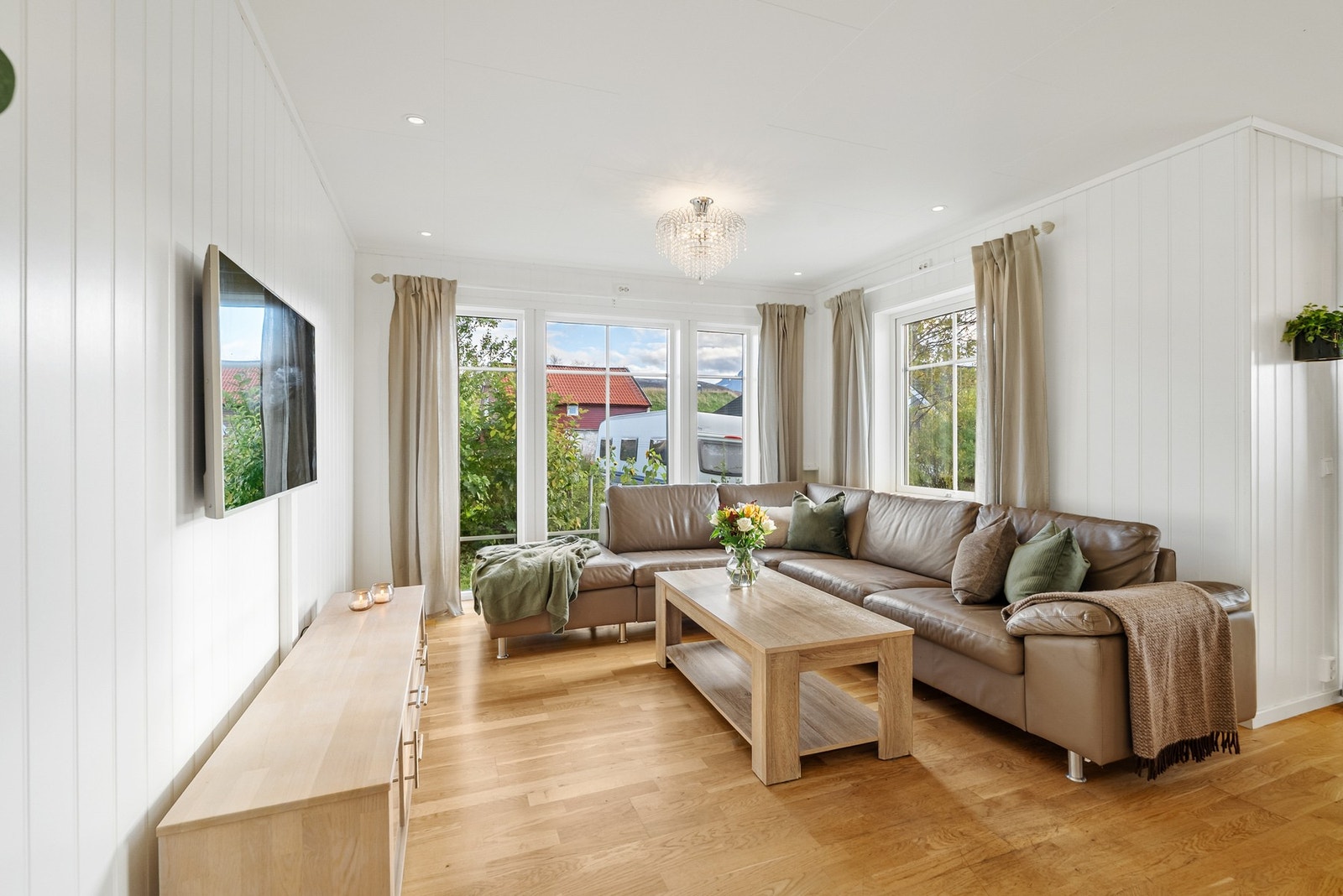 Store vinduer i boligen, slipper inn godt med naturlig lys i rommet. Galleribilde