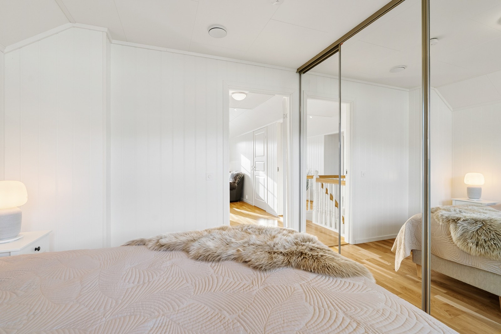 God plass til oppbevaring i skyvedørsgarderobe. Galleribilde