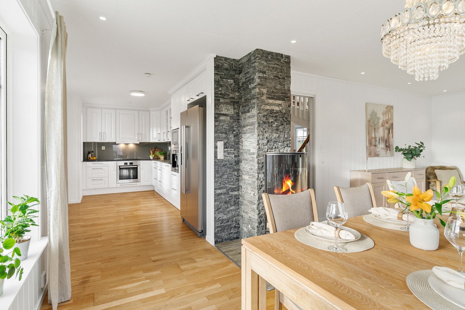 Videre fra spisestuen kommer vi til kjøkkenet. Galleribilde