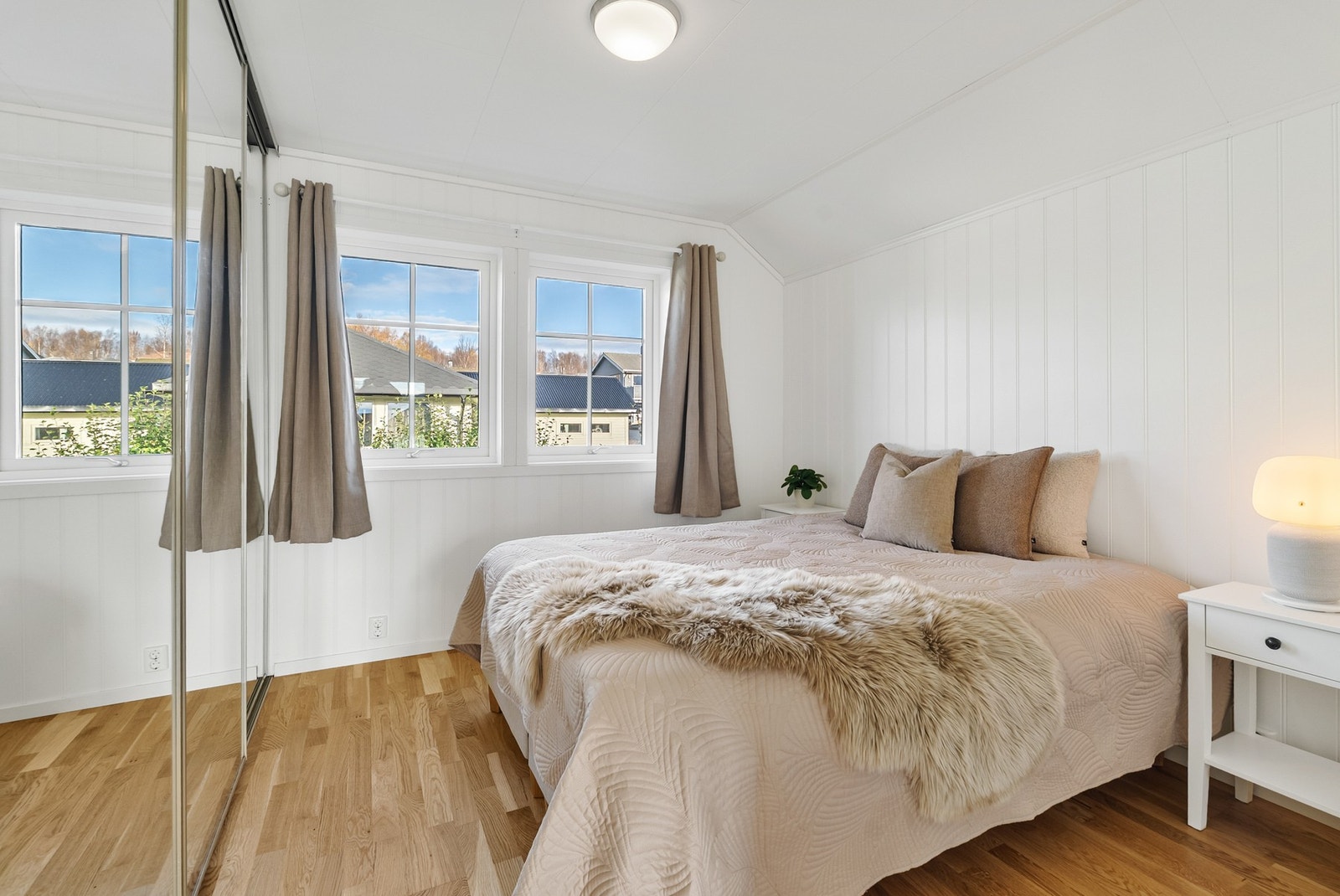 Soverom 2 med plass til dobbeltseng og tilhørende møblement. Galleribilde