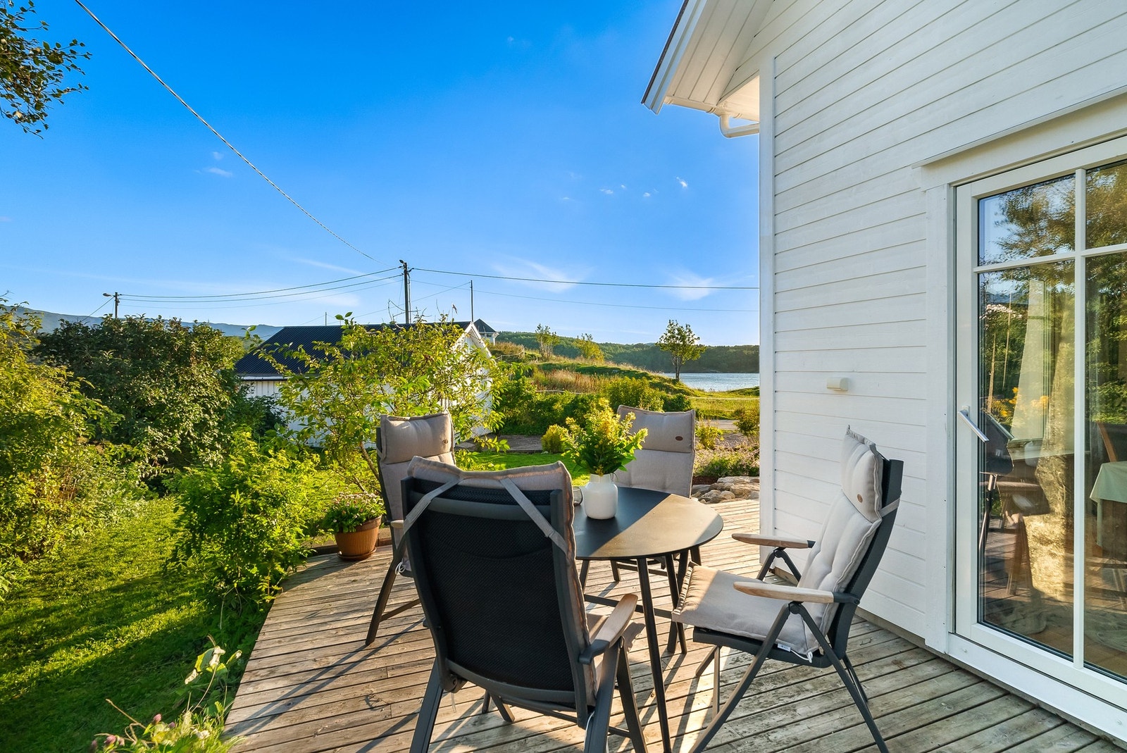 På terrassen er det plass til flere sittegrupper. Galleribilde