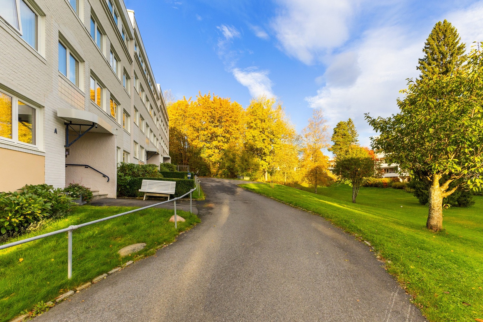 Adkomst gjøres via felles trappegang med callinganlegg. Galleribilde
