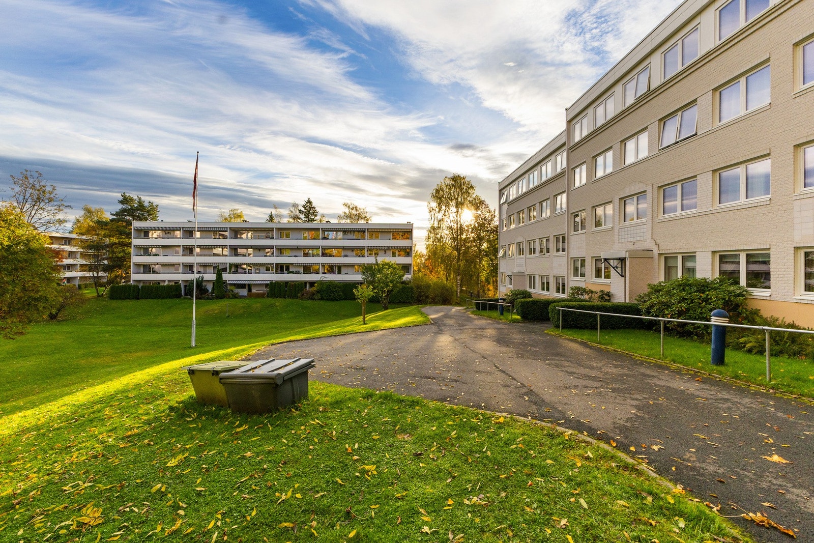 Veldrevet borettslag med felles vaskeri, sykkelbod og eget møterom som kan leies for feiringer etc. Galleribilde