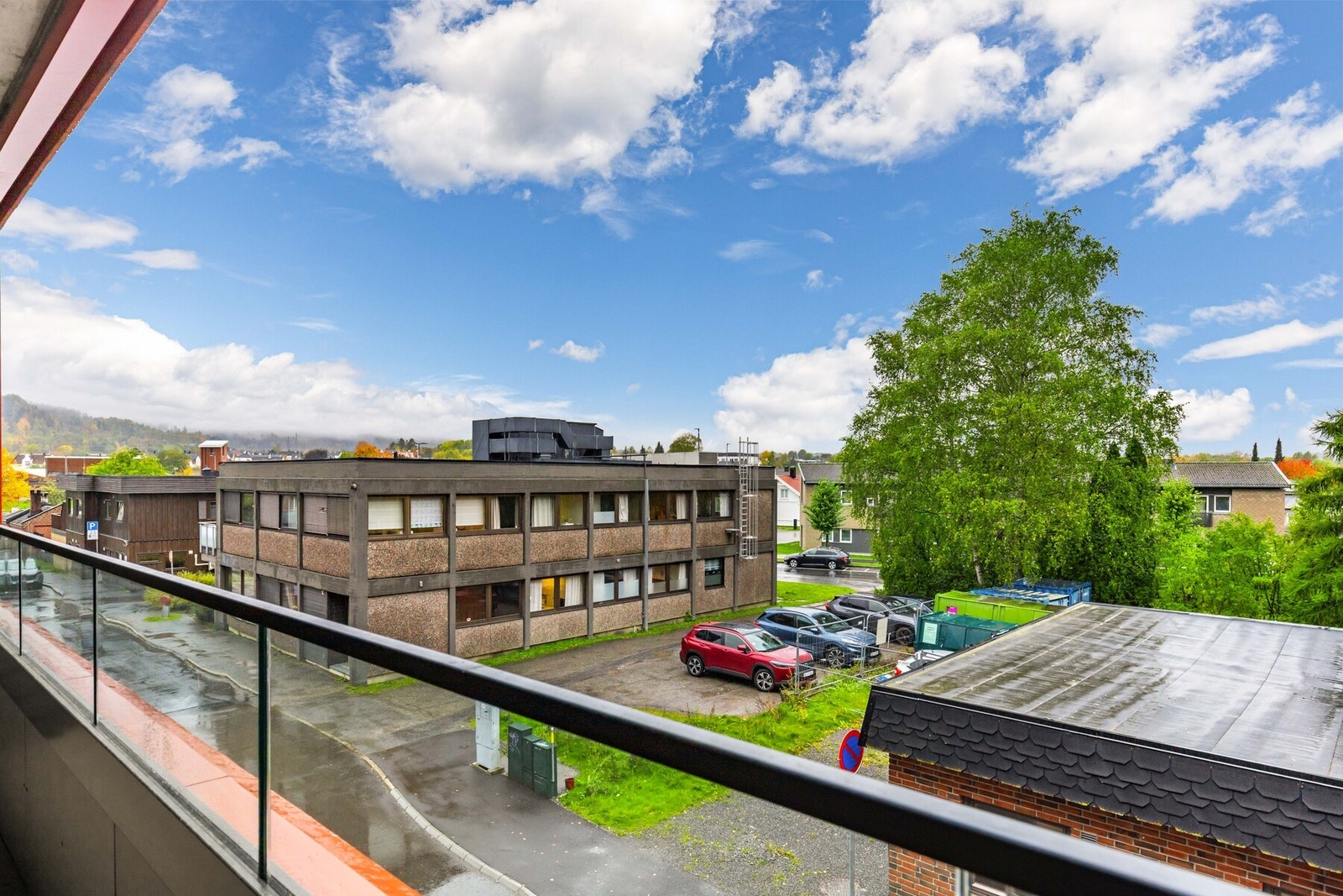 Balkong med flott utsyn mot nærområdet. Galleribilde