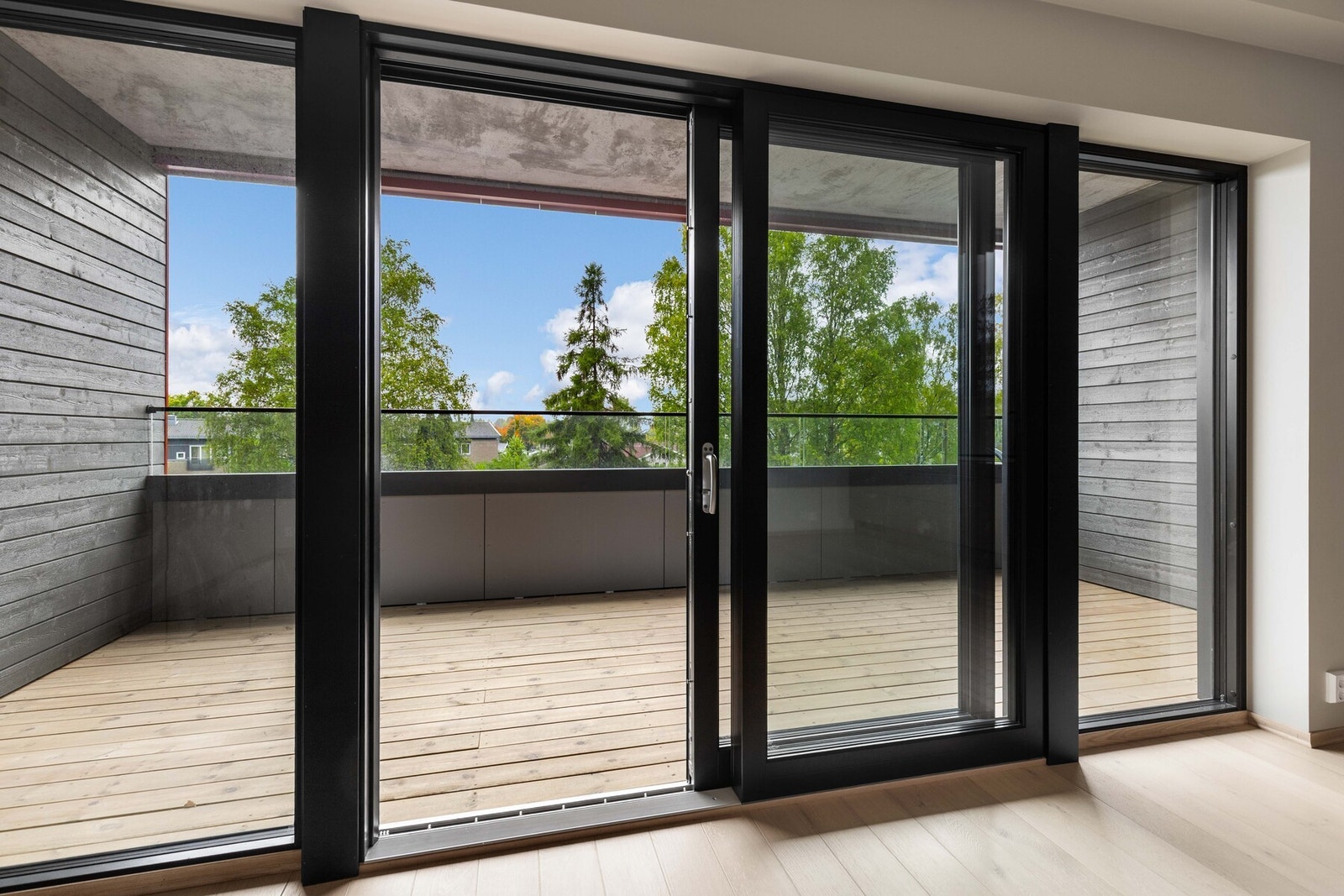 Fra stuen har man utgang til en romslig balkong med overbygg. Galleribilde