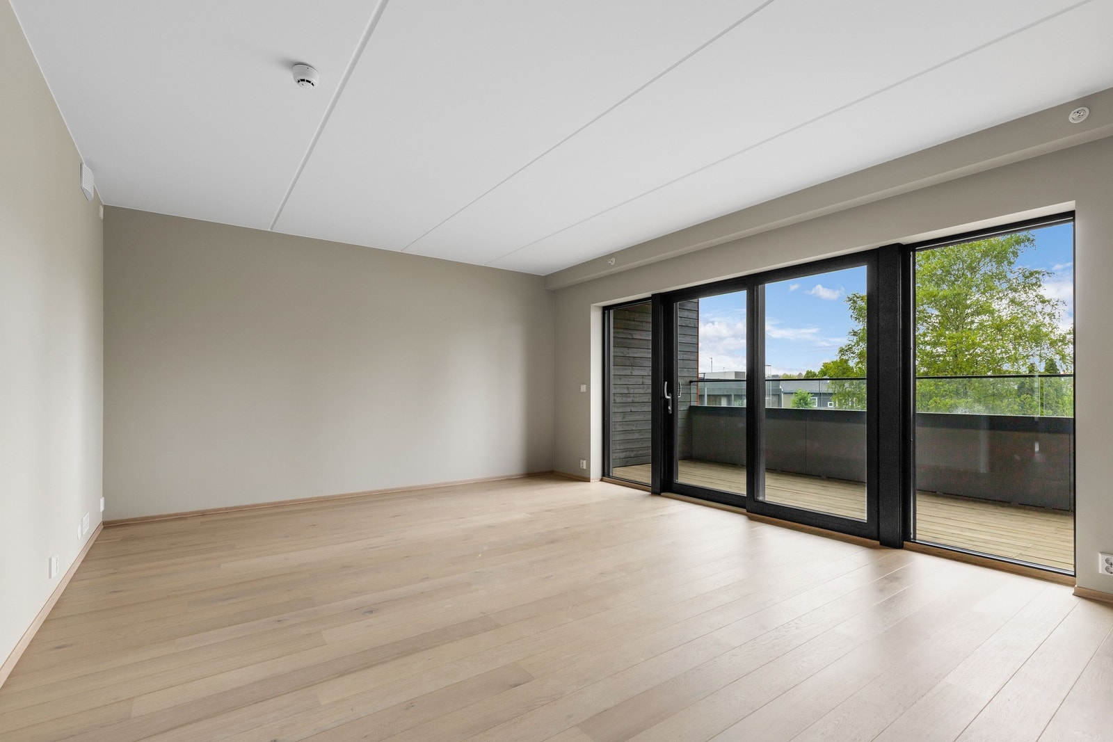 Lys og tiltalende stue med store vindusflater. Galleribilde