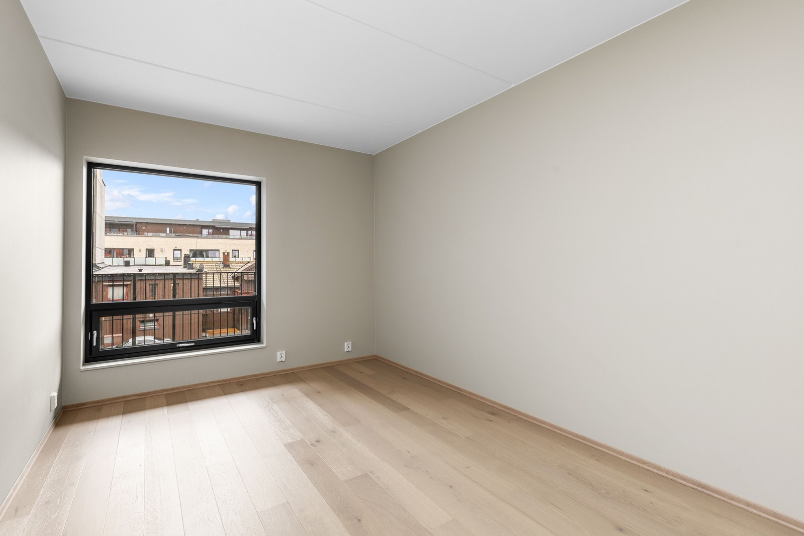 Romslig soverom med stort vindu som slipper inn naturlig lys. Galleribilde