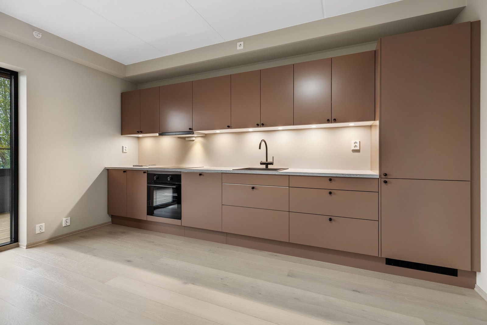 Moderne kjøkken med god skap- og benkeplass. Galleribilde