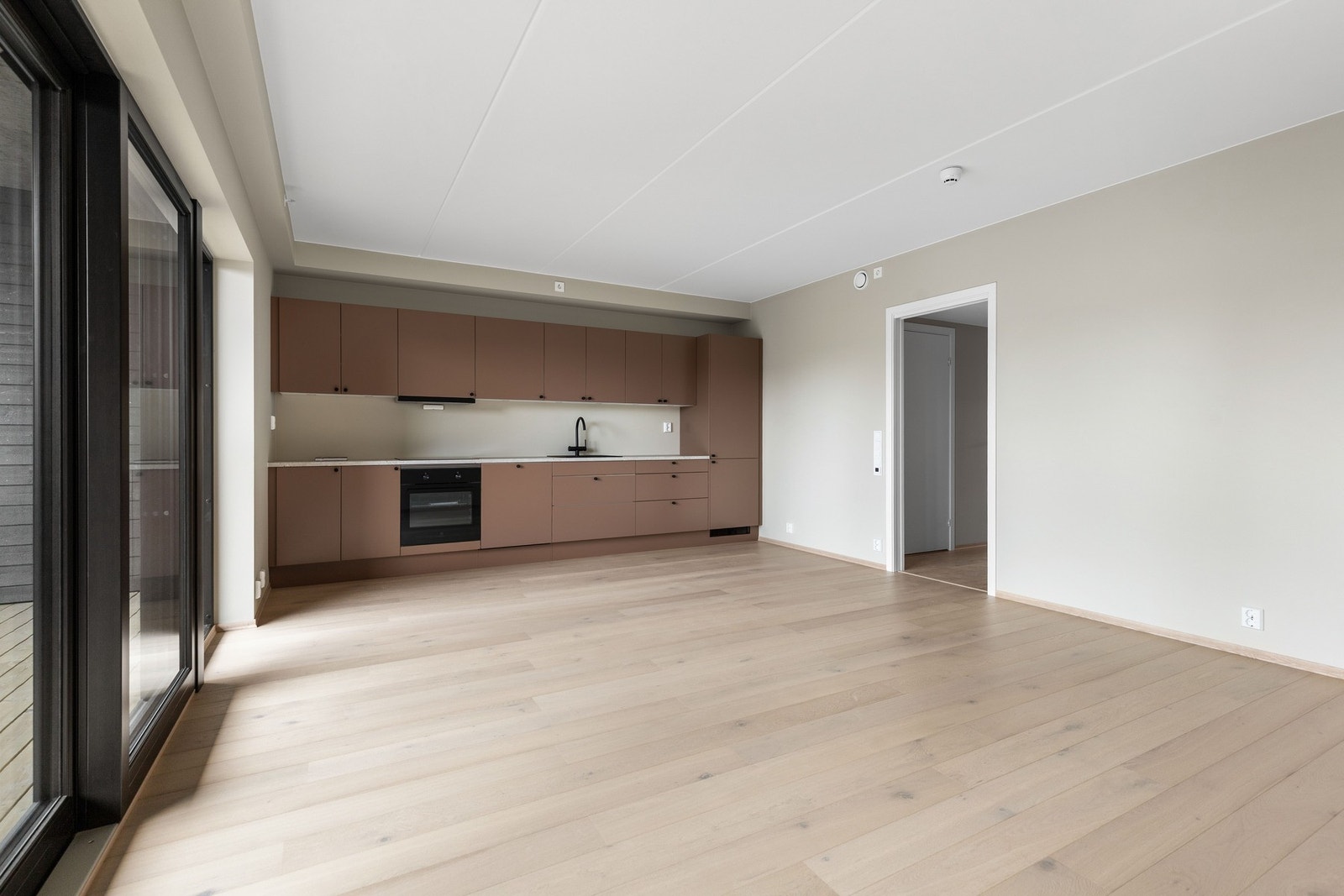 Leiligheten holder en gjennomført og moderne standard med enstavs eikeparkett, kalkgrå vegger og stilrene materialvalg. Galleribilde