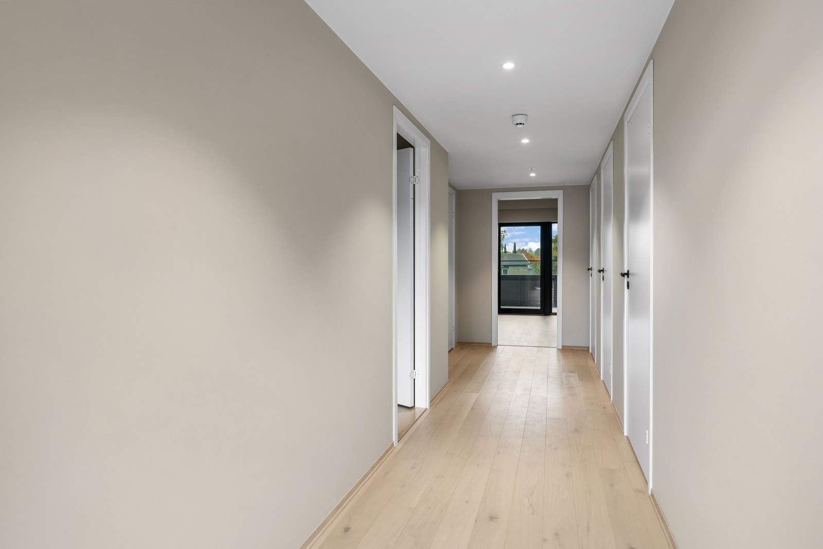 Lun entre med god plass til garderobeløsning. Galleribilde