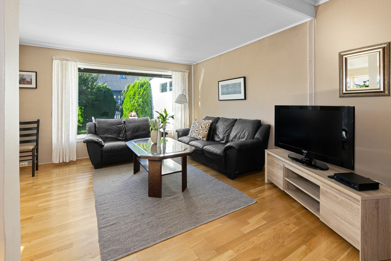 Stor åpen stue innredet med spisestue Galleribilde