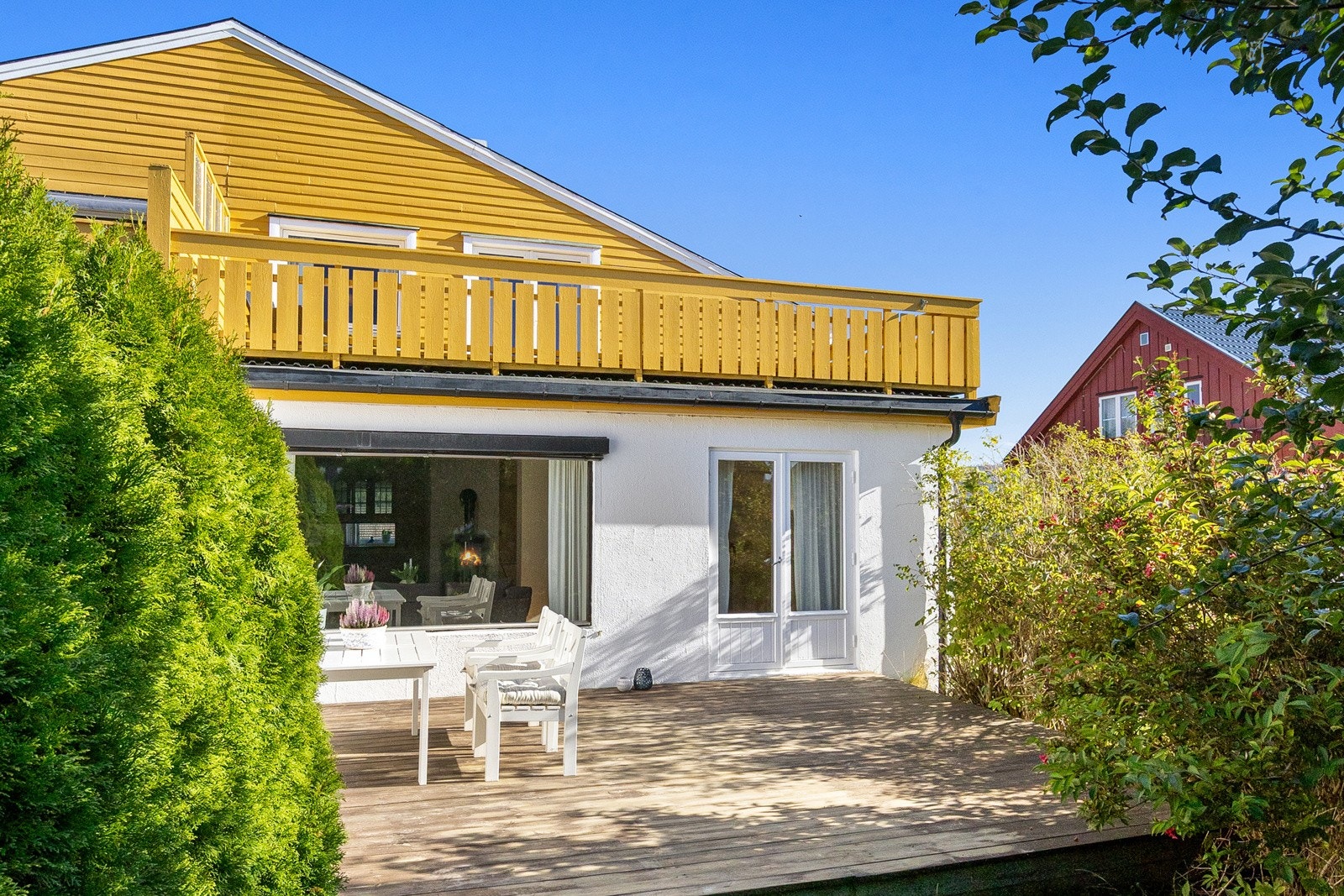 Koselig vestvendt terrasse med utgang fra stue Galleribilde