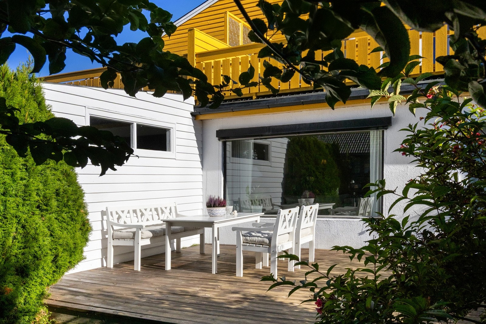 Flott uteområde med noe beplantning. Galleribilde