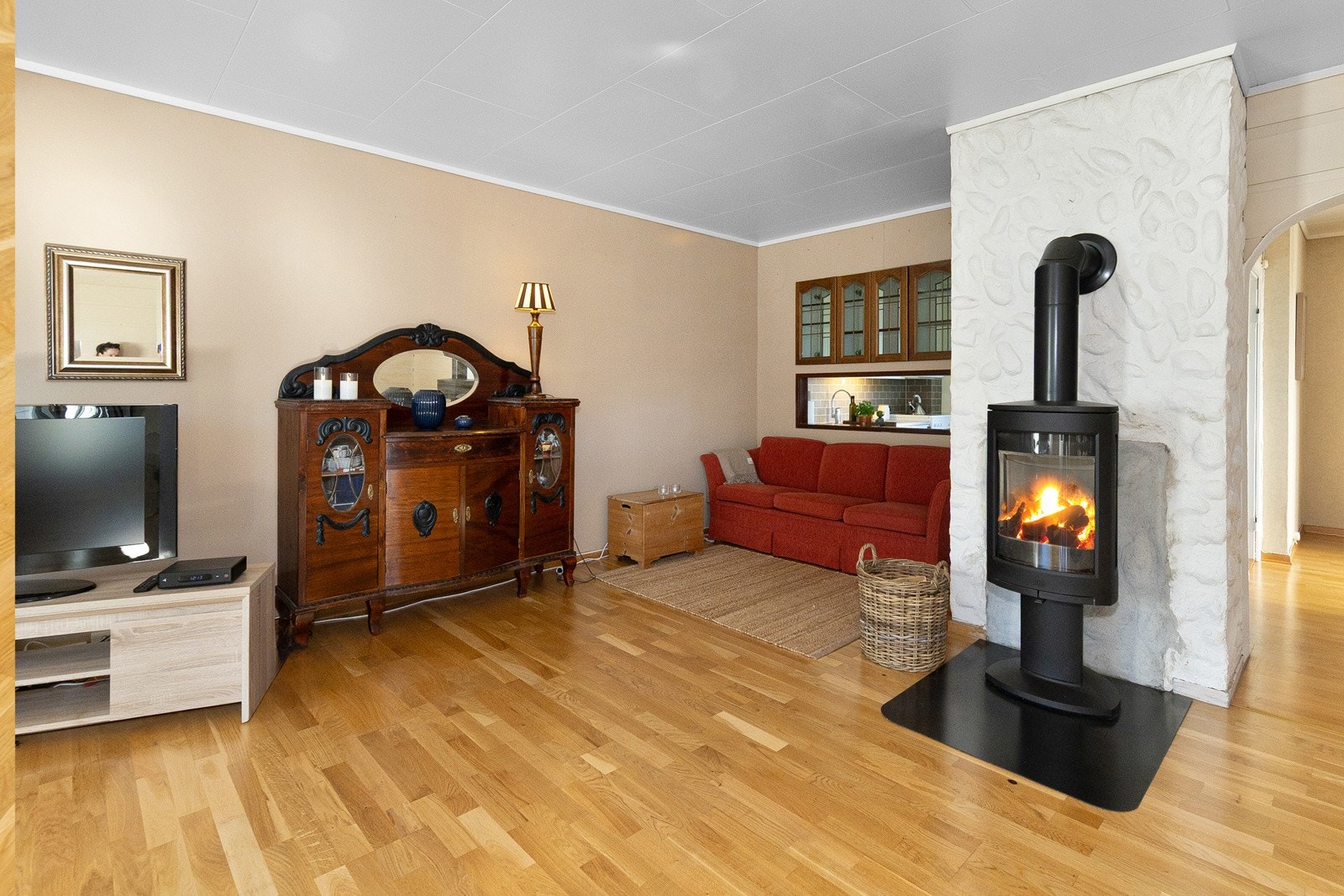 Romslig stue med vedovn og utgang til terrasse Galleribilde