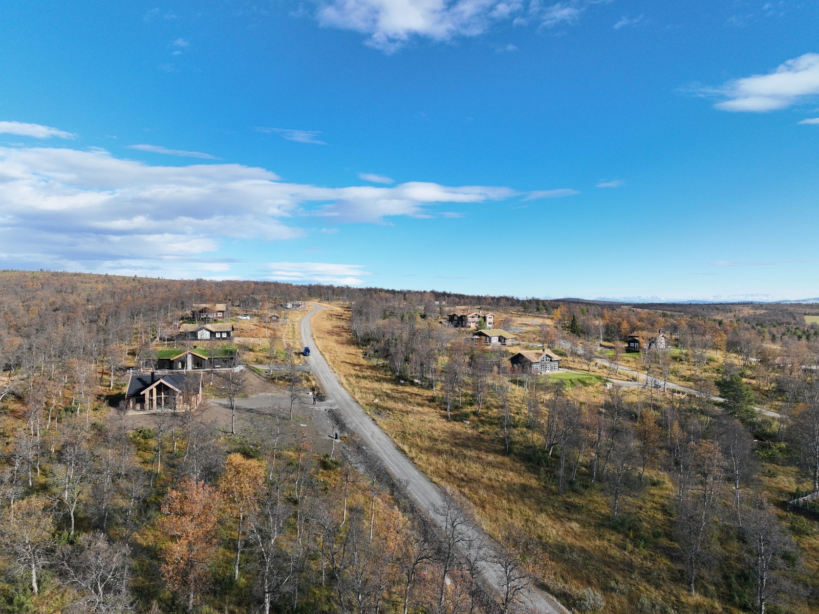 Jakobsåsen senhøsten 2025. Solheim nederst til venstre. Skiløype til høyere for veien. Galleribilde