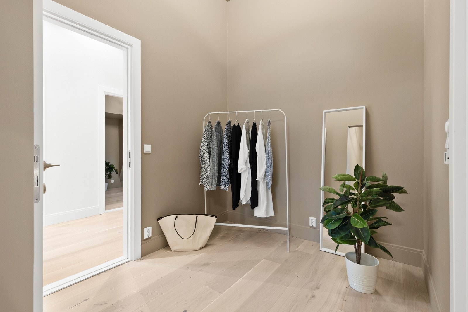 Rommet er malt i lun og innbydende farge Galleribilde