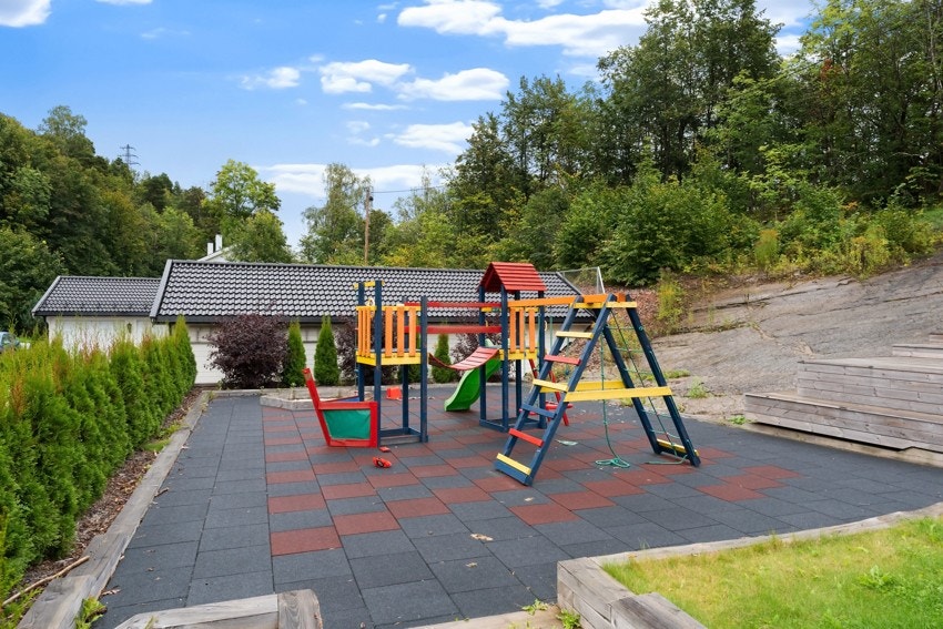 Sameiet har flott opparbeidet fellesareal med asfalterte adkomstveier/plasser, lekestativ, gressplen, beplantning, trær, parkeringsarealer m.m. Galleribilde