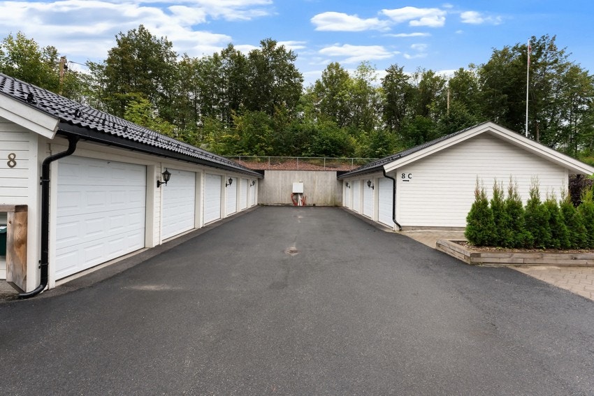 Leiligheten har eksklusiv bruksrett til garasjeplass i felles garasjerekke Galleribilde