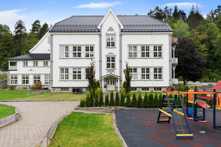 Leilighet ligger i flott og klassisk bygg, som opprinnelig var skolebygg. Bygget er ombygget til boliger og rehabilitert. Galleribilde